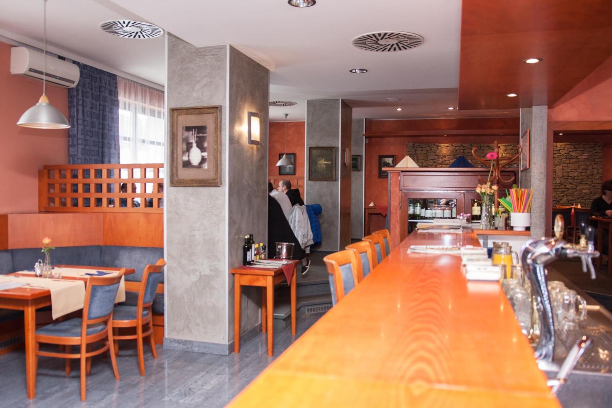 Hotel Rottal Otrokovice Kültér fotó
