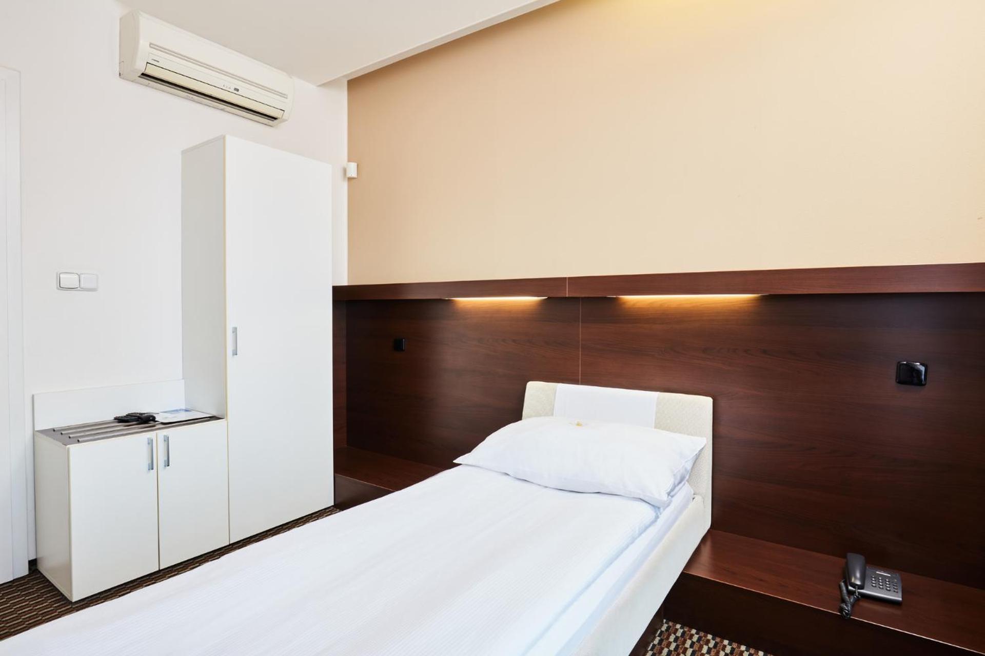Hotel Rottal Otrokovice Kültér fotó